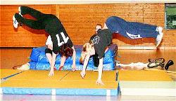 Die ,,cc-flying-pyramids'' von der Realschule Selb in Aktion: Sie füllten die beiden Spielpausen mit akrobatischen Einlagen